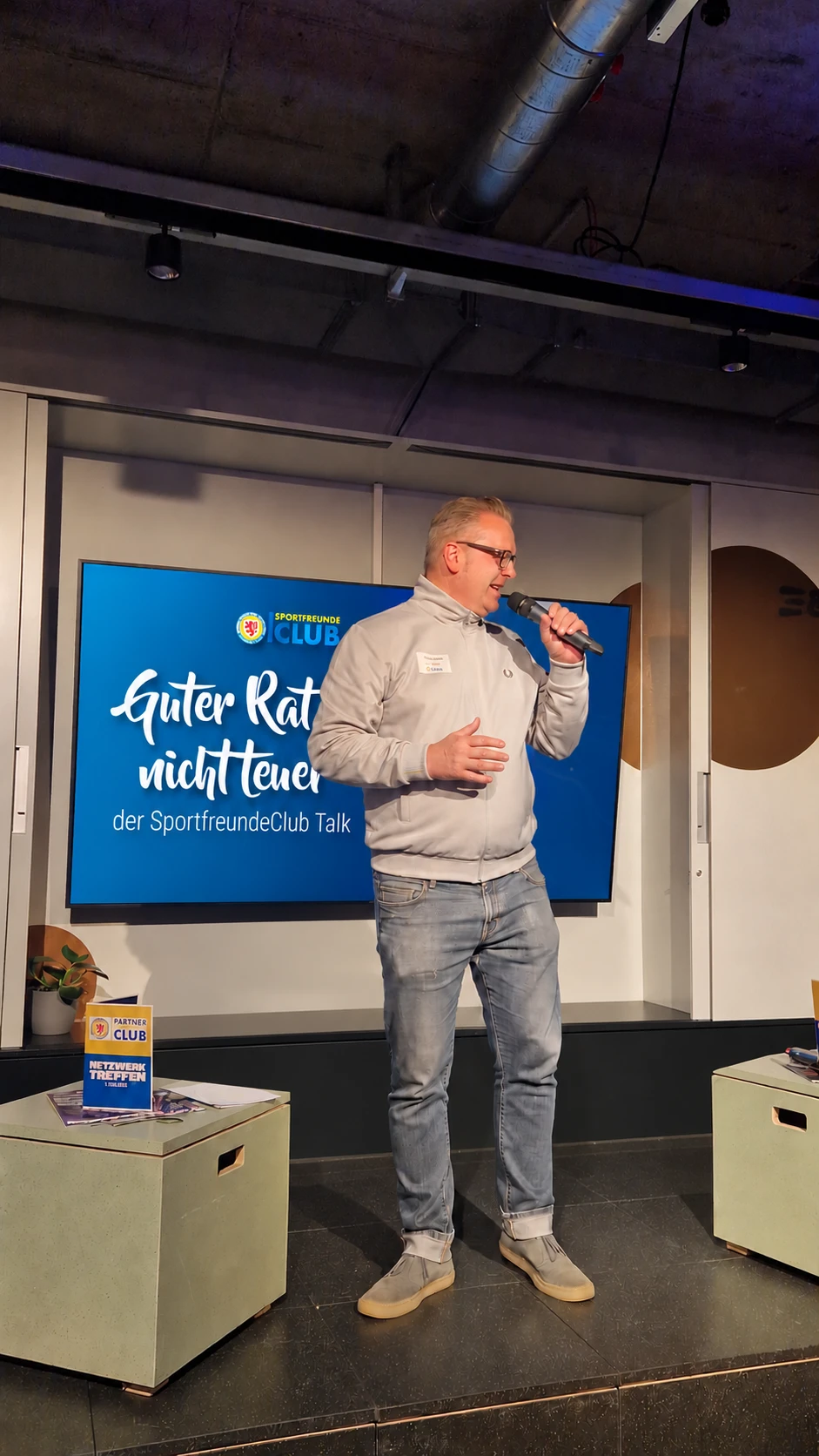 Thorsten Bornhak mit Mikrofon bei einer Vereinsveranstaltung
